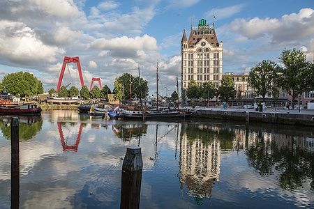 Porto Oude Haven a Rotterdam con edificio storico e ponte rosso