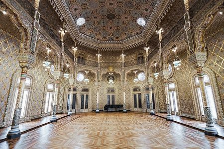 Interno del Salone Arabo nel Palacio da Bolsa di Porto, riccamente decorato.