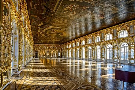 Sala da ballo dorata nel Palazzo di Caterina, Tsarskoe Selo, con luce del sole.