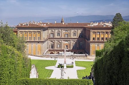 Palazzo Pitti visto dai Giardini di Boboli a Firenze in una giornata estiva.