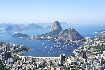 Pan di Zucchero a Rio de Janeiro visto dall'alto con la baia e la città.