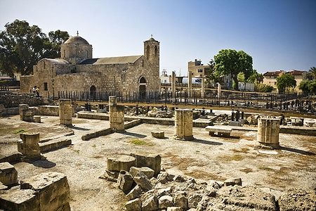 La basilica di Panayia Chrysopolitissa con rovine e colonne antiche a Pafos, Cipro.