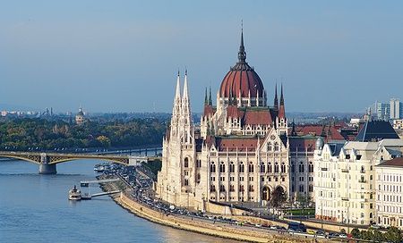 Il Parlamento di Budapest lungo il Danubio in una giornata limpida.