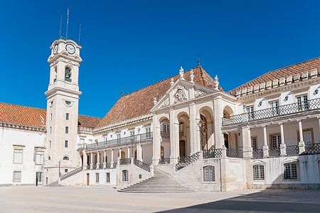 Vista della piazza principale dell'Università di Coimbra con edifici storici.