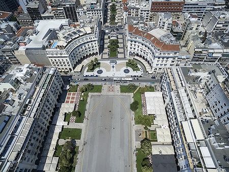 Vista aerea di Piazza Aristotele a Salonicco con edifici storici.