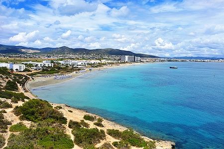 Vista panoramica della spiaggia di Platja d'en Bossa a Ibiza Town.