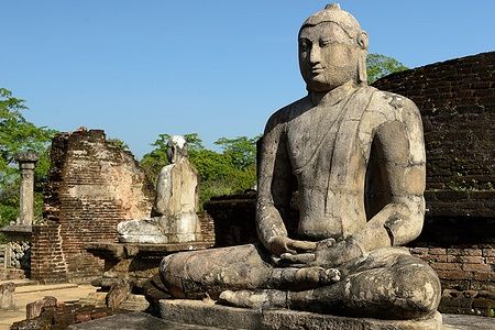 Statua di Buddha tra le rovine del Vatadage a Polonnaruwa, Sri Lanka.