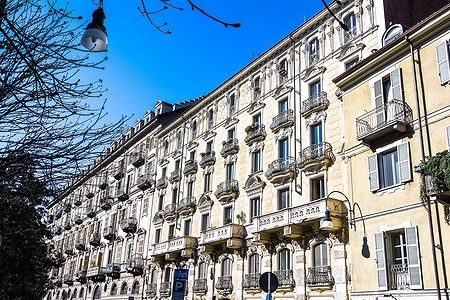 Edifici storici con balconi nel Quadrilatero Romano di Torino.