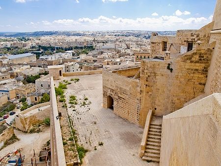 Vista panoramica di Rabat, Victoria, Gozo, Malta, con antiche mura in pietra.