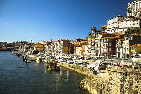 Porto, Ribeira con barche tradizionali e centro storico sul fiume Douro.