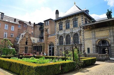 Cortile del Rubenshuis ad Anversa con architettura storica e giardino.