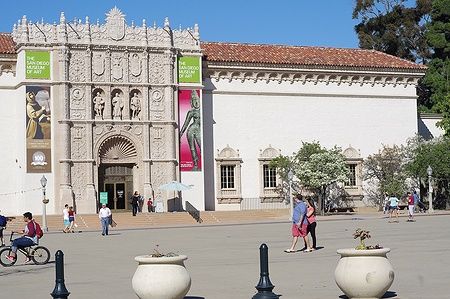 Persone davanti al San Diego Museum of Art a Balboa Park.