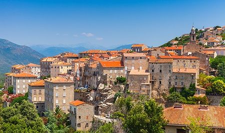 Città di Sartene in Corsica del Sud con case in pietra e tetti rossi.