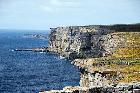 Scogliere con prati verdi, Isole Aran, Irlanda