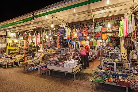 Persone che fanno shopping al mercato notturno di Siem Reap.