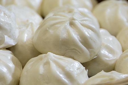 Siopao al vapore in un primo piano.