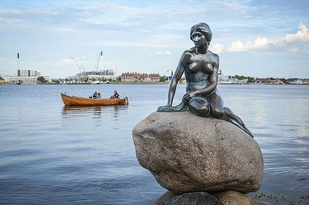 La statua de La Sirenetta su una roccia nel porto di Copenaghen.