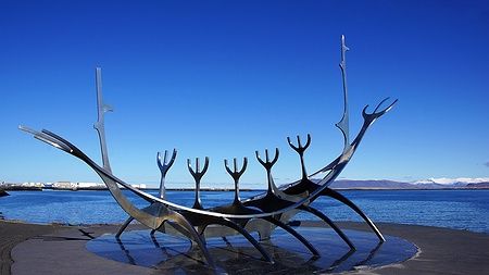 Scultura Solfar a Reykjavik con le montagne di Snæfellsnes sullo sfondo.