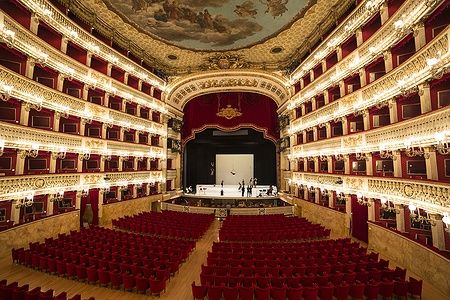 L'interno del Teatro di San Carlo a Napoli, decorato e illuminato per un tributo a Giuseppe Verdi.