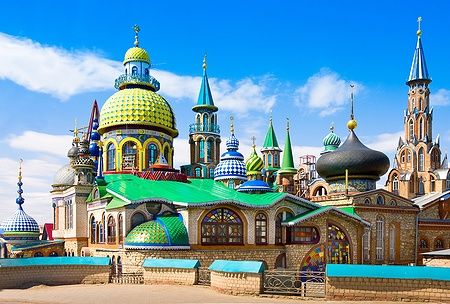 Il tempio di tutte le religioni a Kazan con cupole colorate.