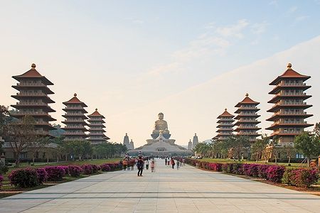 Visitatori passeggiano al tramonto davanti al tempio Fo Guang Shan a Kaohsiung, Taiwan.