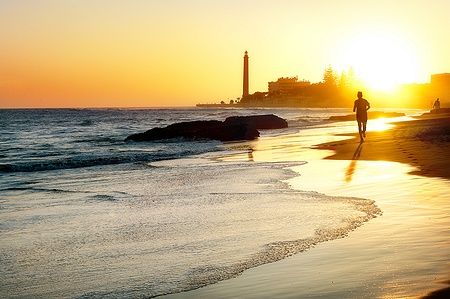 Faro e spiaggia di Maspalomas a Gran Canaria al tramonto.