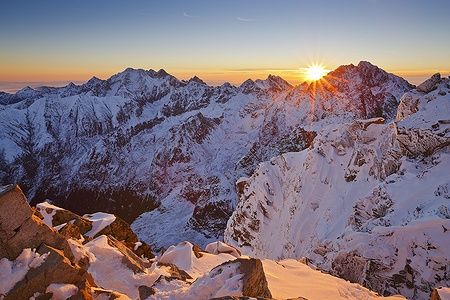 Tramonto sulle cime innevate delle Slovak Mountains in Europa.