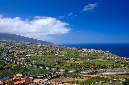 Veduta panoramica della valle di La Orotava a Tenerife con oceano e campi.