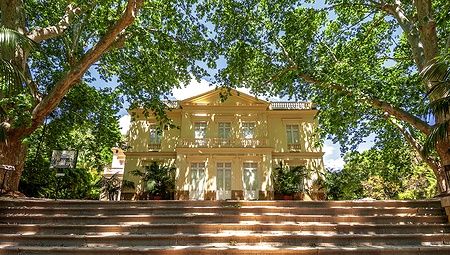 Villa storica circondata da alberi nel Conception Garden a Malaga.