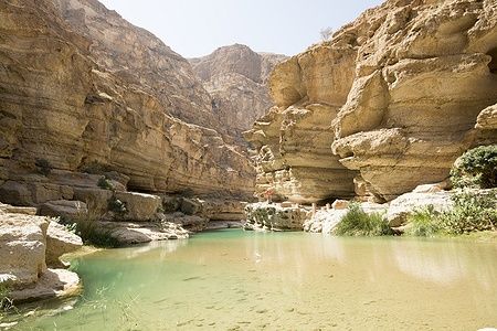 Wadi Shab, una vallata con acque turchesi e pareti rocciose in Oman.