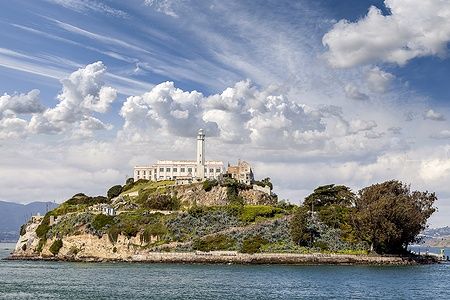 L'isola di Alcatraz a San Francisco con il carcere visibile sotto un cielo nuvoloso.