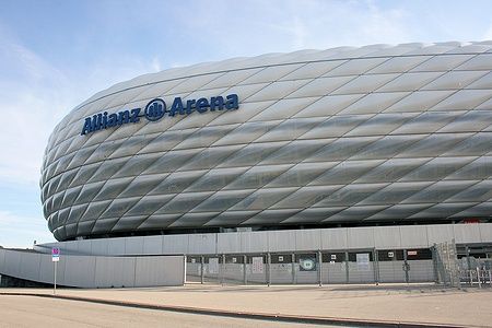 Facciata dell'Allianz Arena a Monaco di Baviera in un giorno di sole.
