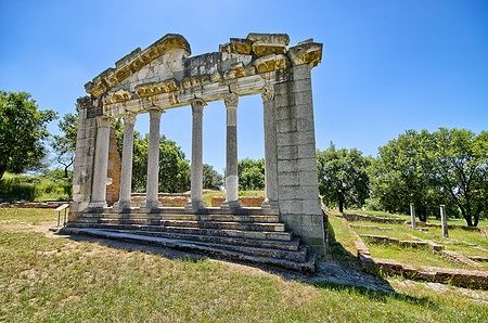 Rovine con colonne ad Apollonia, Albania, sotto un cielo azzurro.