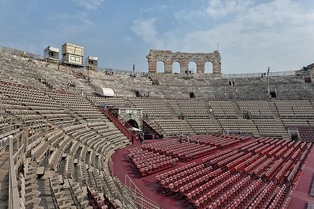 Arena di Verona, antico anfiteatro romano utilizzato come teatro d'opera.