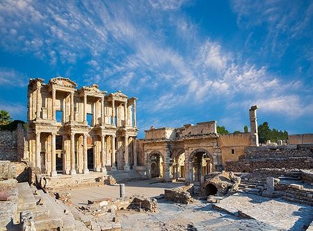 Biblioteca di Celso a Efeso, sotto un cielo azzurro, Turchia.