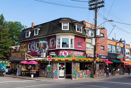 Edificio colorato del Big Fat Burrito a Kensington Market, Toronto.
