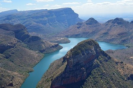 Veduta del Blyde River Canyon con montagne e fiume in Sudafrica.