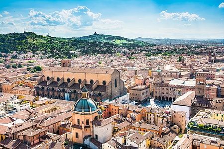 Panorama di Bologna dalla torre Asinelli con San Petronio e piazza centrale visibili.