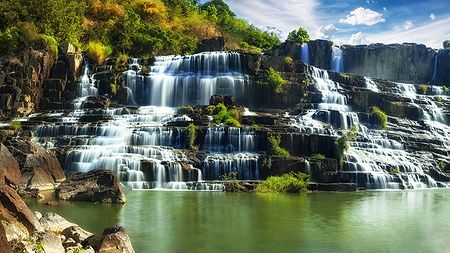 Cascata Pongour immersa nella foresta pluviale a Da Lat, Vietnam.