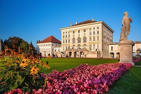 Castello di Nymphenburg a Monaco di Baviera con giardini fioriti.