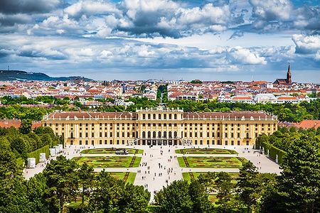 Castello di Schönbrunn con Giardino del Grande Parterre a Vienna, Austria.