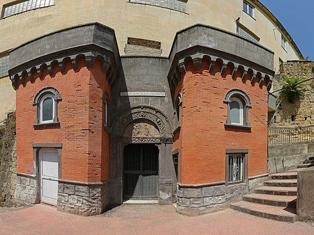 Ingresso delle Catacombe di San Gennaro a Napoli, con muratura in mattoni rossi.