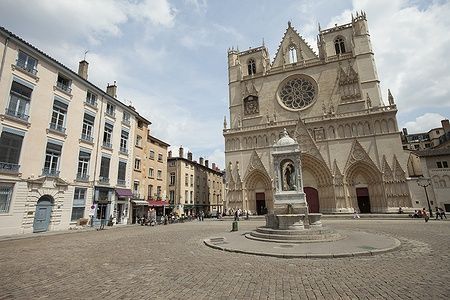 Cattedrale di Saint-Jean-Baptiste a Lione con persone in piazza.