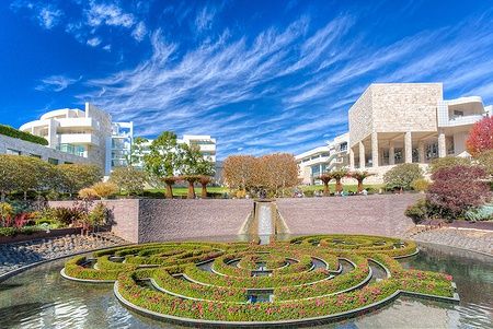 Il Central Garden al Getty Center di Los Angeles con motivi floreali e architetture moderne.
