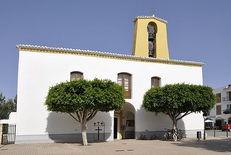 Facciata della chiesa di St Gertrudis de Fruitera a Ibiza.
