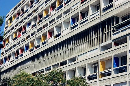 Facciata colorata della Cite Radieuse a Marsiglia disegnata da Le Corbusier.