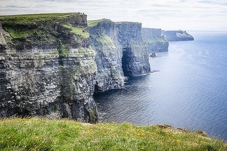 Le maestose scogliere dei Cliffs of Moher in Irlanda che si affacciano sull'oceano.