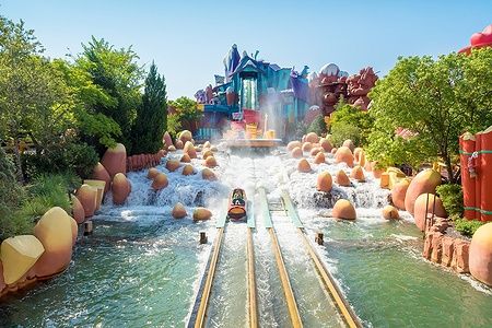 Giostra acquatica al Universal Studios Islands of Adventure con cascata e rocce colorate.