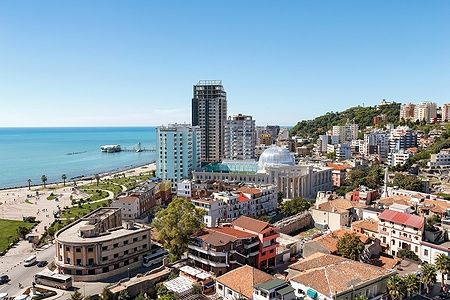 Vista panoramica della città di Durazzo, Albania, con il mare Adriatico sullo sfondo.