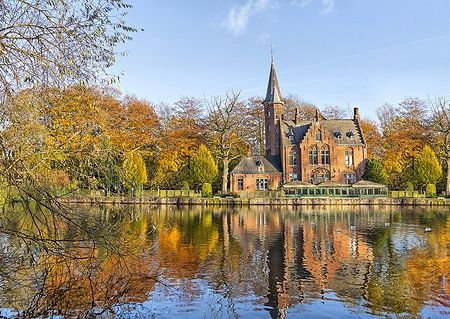 Edificio fiammingo riflesso nel lago Minnewater a Bruges.